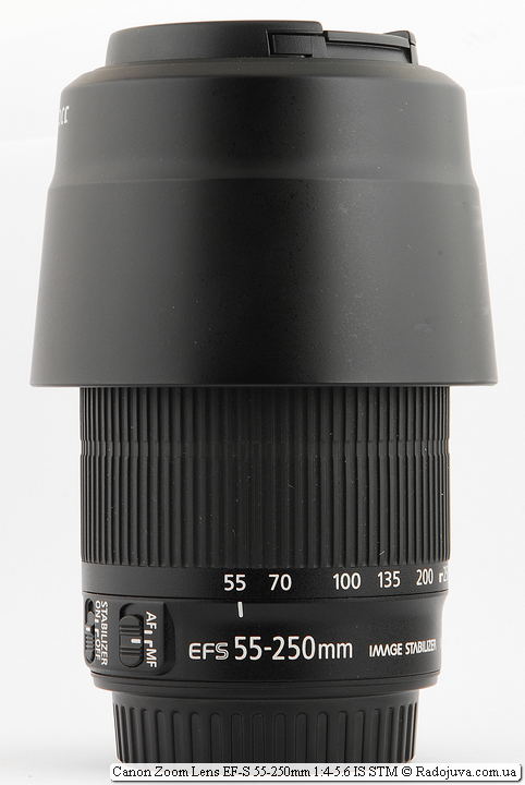 Canon Zoom Lens EF-S 55-250mm 1:4-5.6 IS STM с блендой, установленной в режиме транспортировки