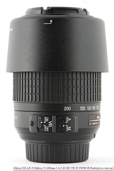 Nikon DX AF-S Nikkor 55-200mm 1: 4-5.6G ED VR IF SWM met zonnekap geïnstalleerd in transportmodus