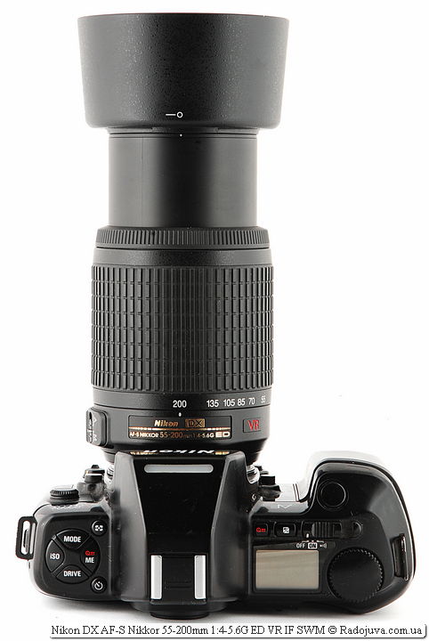 View of the Nikon DX AF-S Nikkor 55-200mm 1: 4-5.6G ED VR IF SWM lens on the camera