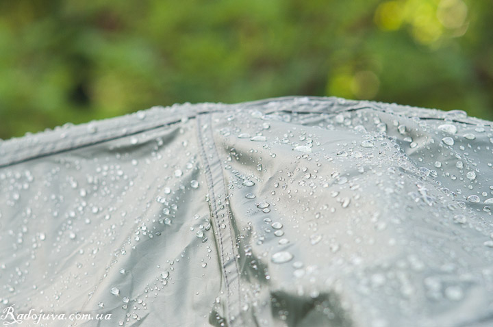 Gotas de lluvia en una carpa