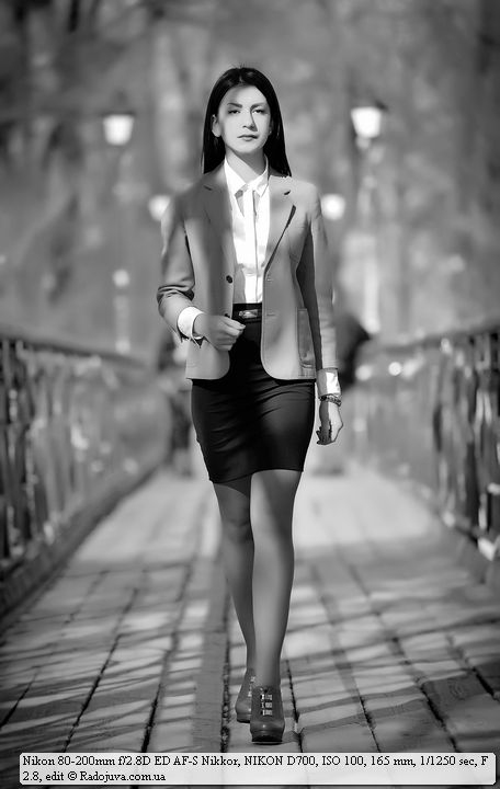 Background blur in a full-length portrait