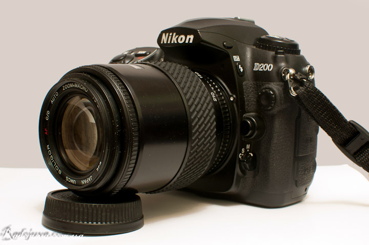 Vista del objetivo macro Soligor 70-210 F4-5.6 en una cámara moderna