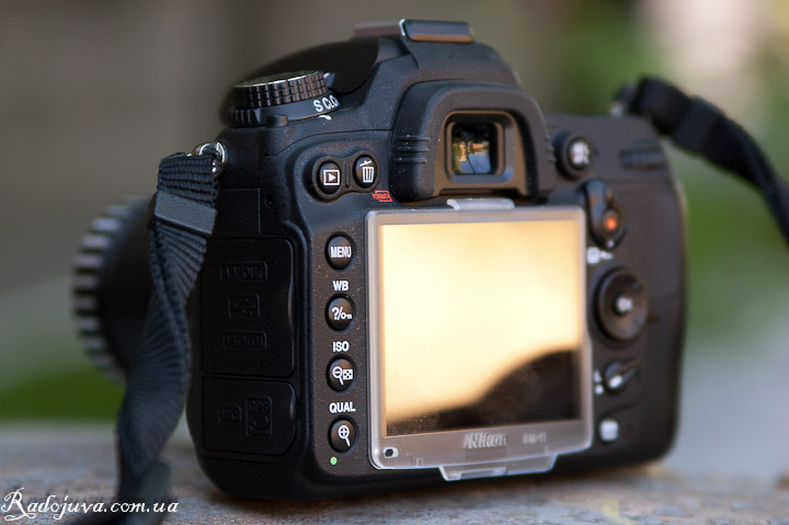 Nikon D7000 body review. Achteraanzicht van de camera. Hoofdknoppenbalk.