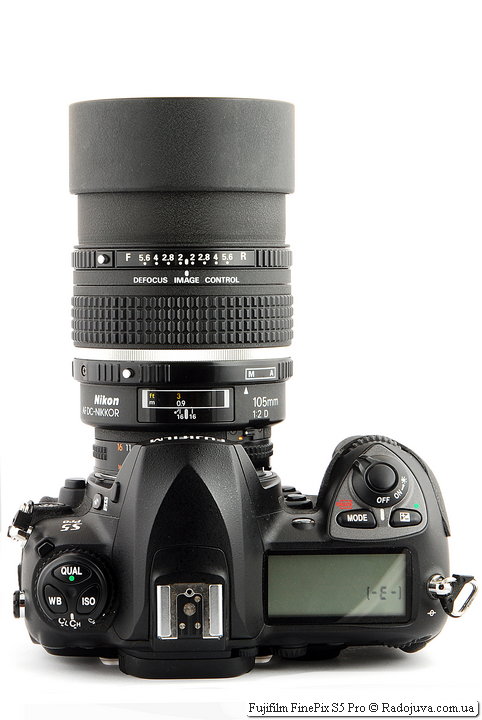 Fujifilm FinePix S5 Pro con Nikon AF DC-Nikkor 105 mm 1: 2 D Lente de control de imagen de desenfoque