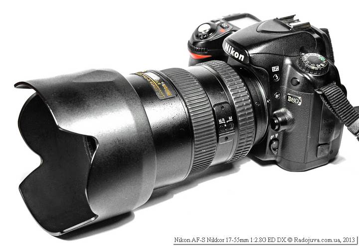 View Nikon 17-55mm f / 2.8G IF-ED AF-S DX Nikkor with hood