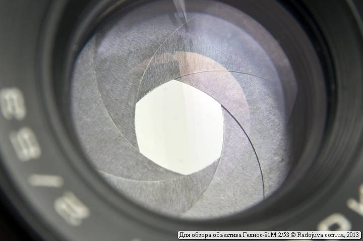 Vista de las hojas de apertura de la lente Helios-81M