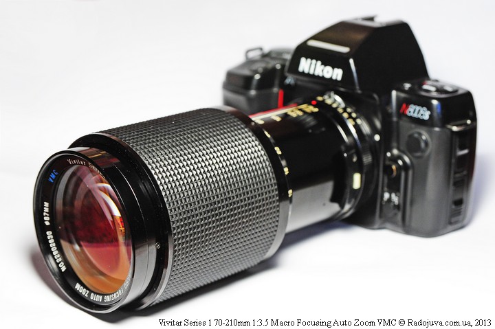 Vista de la lente Vivitar Series 1 70-210 mm 1: 3.5 Macro Focusing Auto Zoom VMC en una cámara de película Nikon N8008s