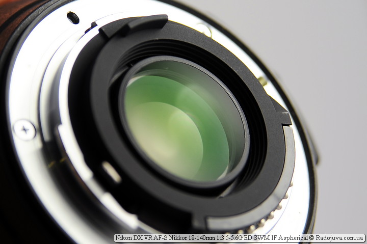 Enlightenment of the rear lens of the Nikon 18-140mm VR lens