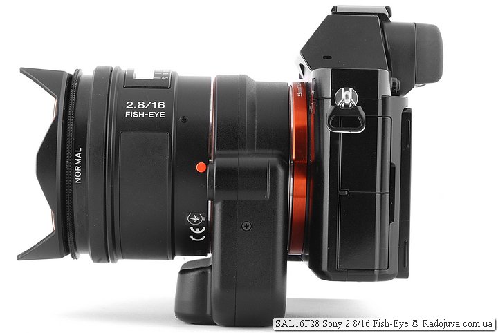 Vista de la lente Sony 2.8 / 16 Fish-Eye SAL16F28 en una cámara Sony a7 usando el adaptador Sony LA-EA4