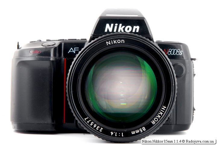 Nikon Nikkor 85mm 1:1.4 en ZK Nikon AF N8008S