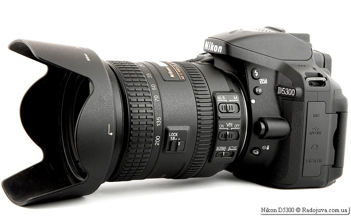 Nikon D5300 met Nikon DX AF-S Nikkor 18-200mm 1: 3.5-5.6GII ED SWM VR IF asferische lens