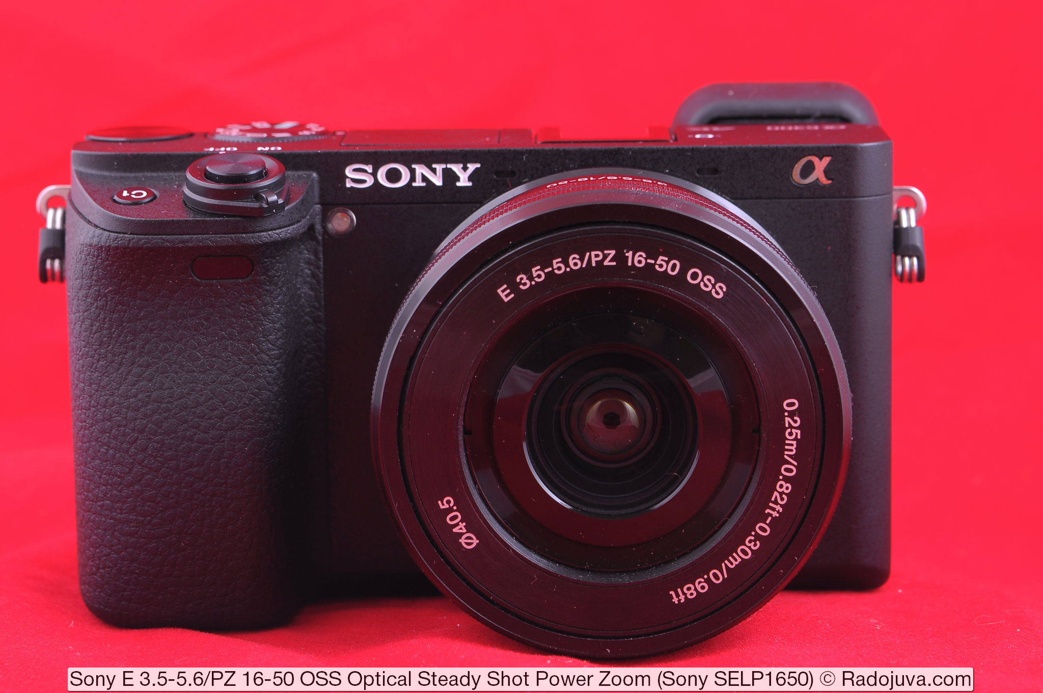 Sony E 3.5-5.6/PZ 16-50 OSS Steady Shot óptico Power Zoom (Sony SELP1650). Lente que se muestra en la cámara sin espejo Sony a6300 (ILCE-6300).