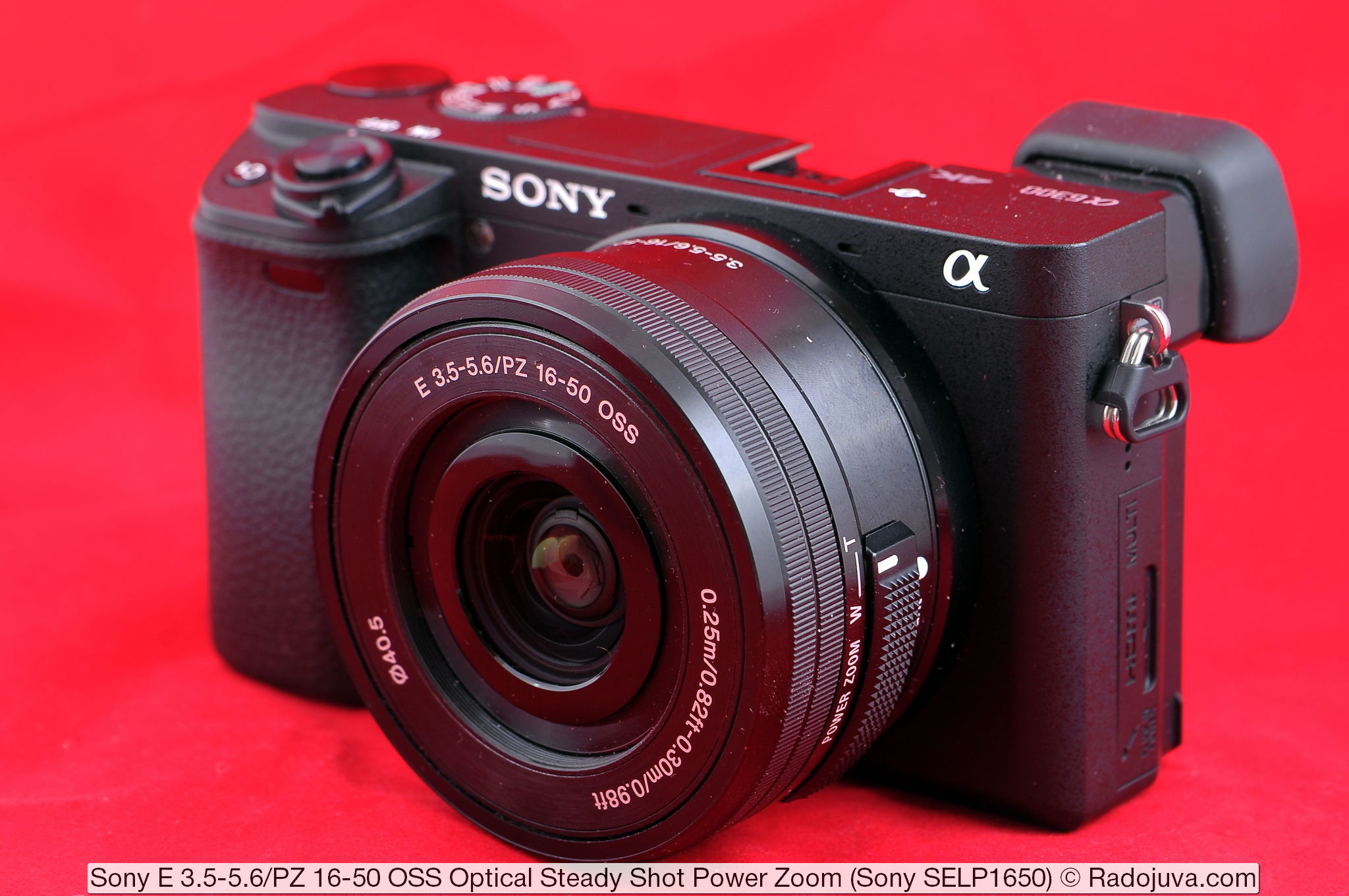 Sony E 3.5-5.6/PZ 16-50 OSS Steady Shot óptico Power Zoom (Sony SELP1650). Lente que se muestra en la cámara sin espejo Sony a6300 (ILCE-6300).