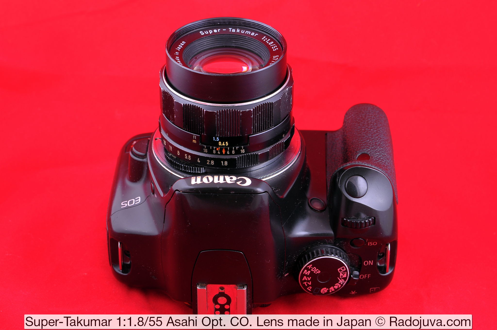 Super-Takumar 1:1.8/55 Asahi Opt. Co. Lens gemaakt in Japan. Lens getoond op Canon EOS DIGITAL Rebel XSi DSLR. De lens werd op de camera gemonteerd met behulp van een M42-Canon EOS-adapter met een chip.