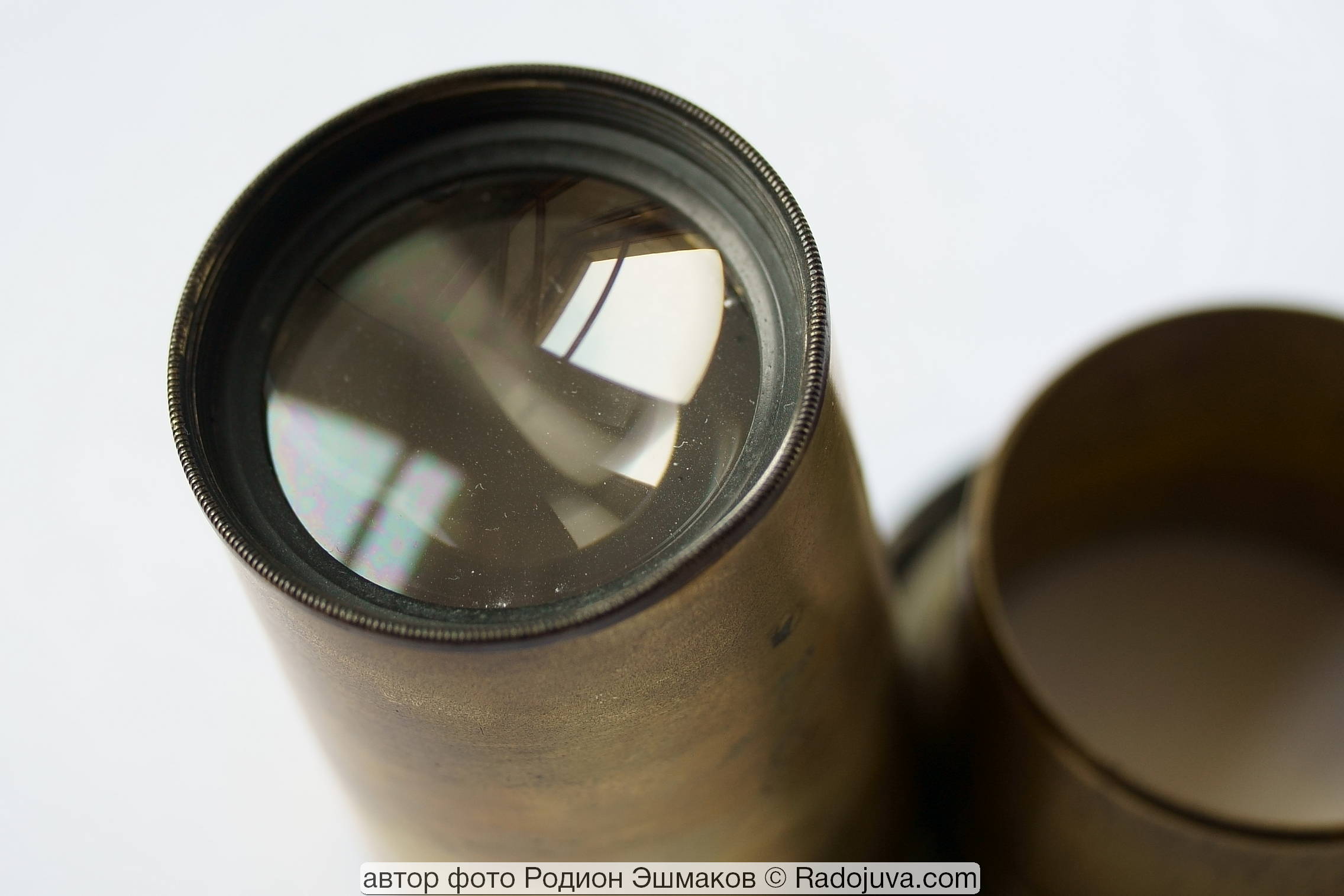 On closer inspection, you can see a thin rainbow film on the surface of the front lens.