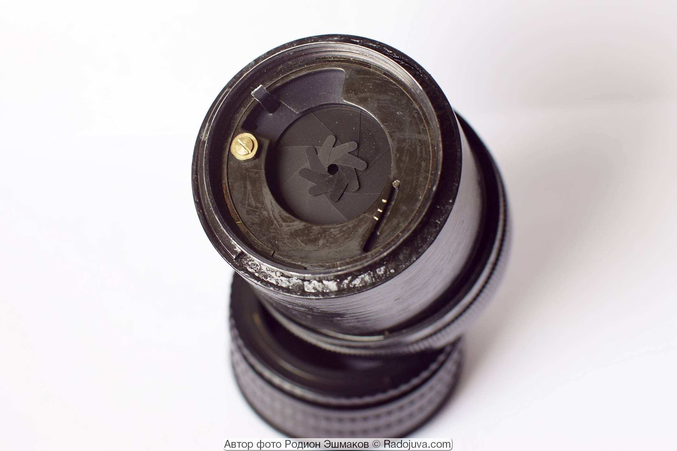 Unusual pre-lens aperture of the adapted lens.