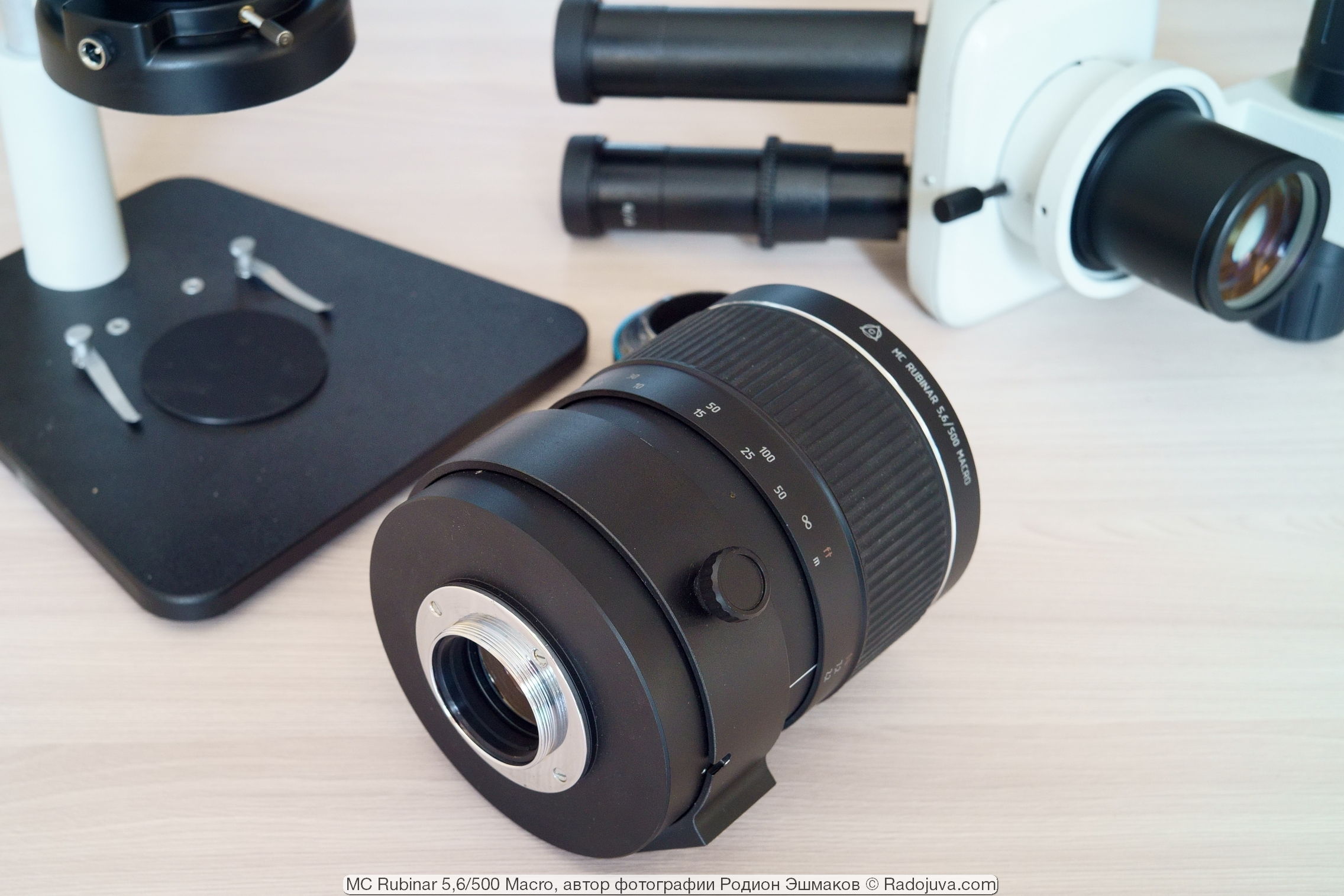 De M42-vatting is universeel, maar spiegelreflexcamera's met een flits "bek" zijn geometrisch onverenigbaar met deze lens.