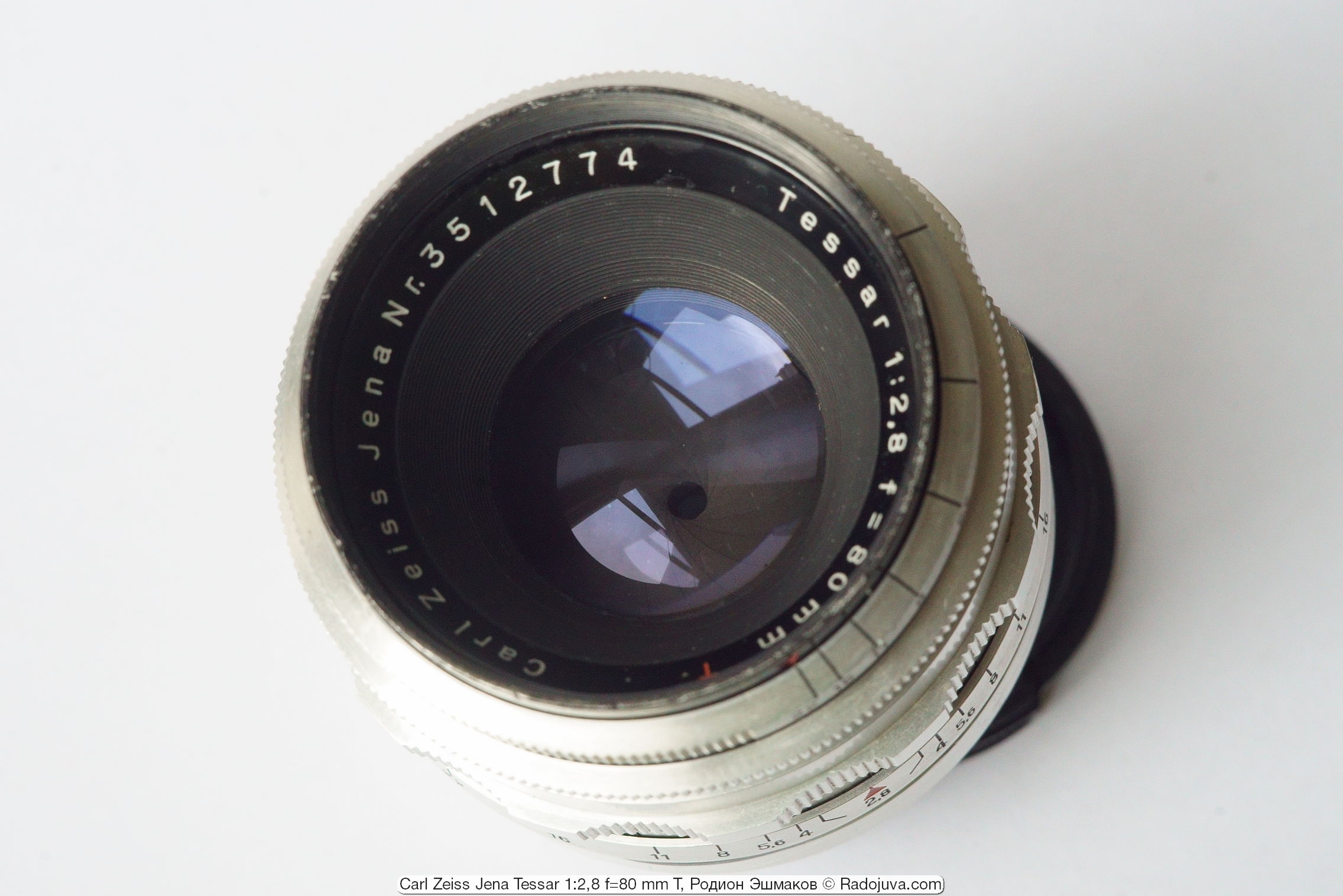 Las lentes de la lente Tessar 80/2.8 emiten un color azul violeta.