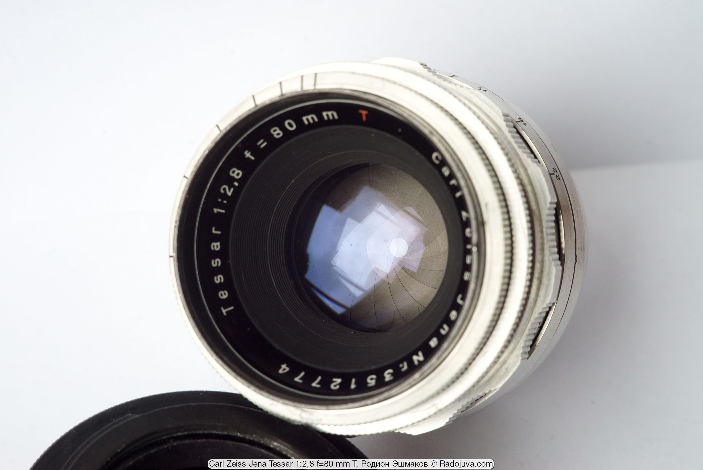 The blades of the Tessar 80 / 2.8 diaphragm are nicely blackened and matted.