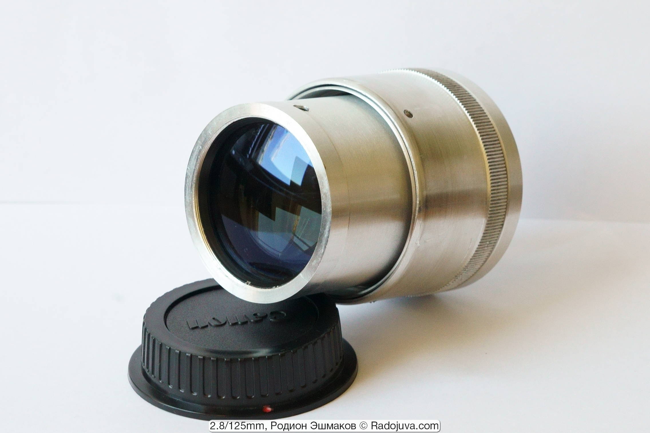 The lens received a new look during adaptation - the retaining ring and part of the body part remained from the old one.