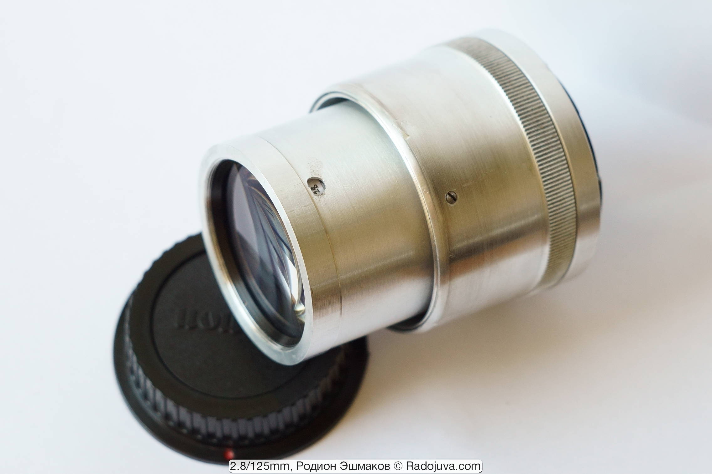 The aperture is adjusted by rotating the nose, and the current aperture value is indicated in the window.