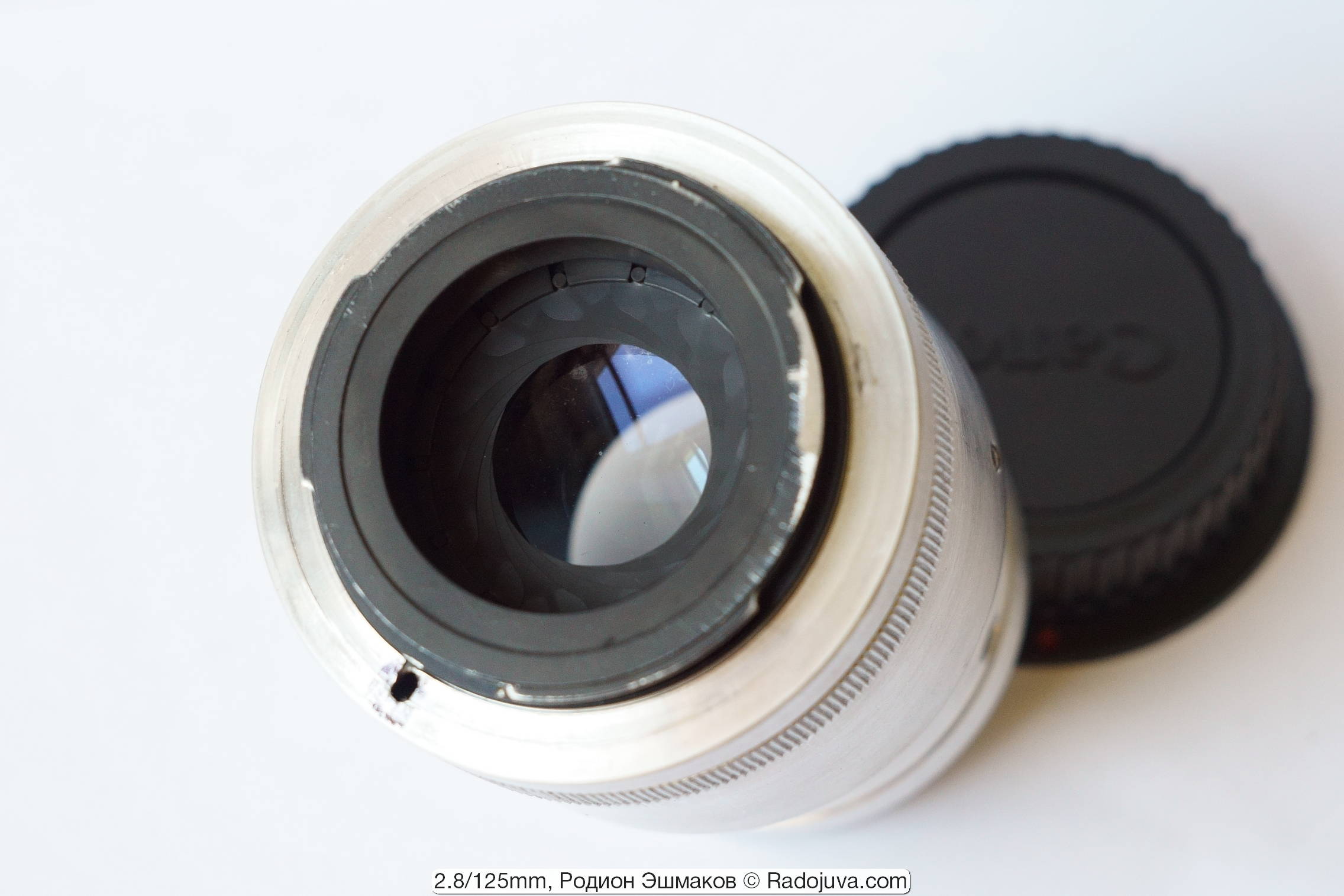 A luxurious lens diaphragm is visible from the shank side.