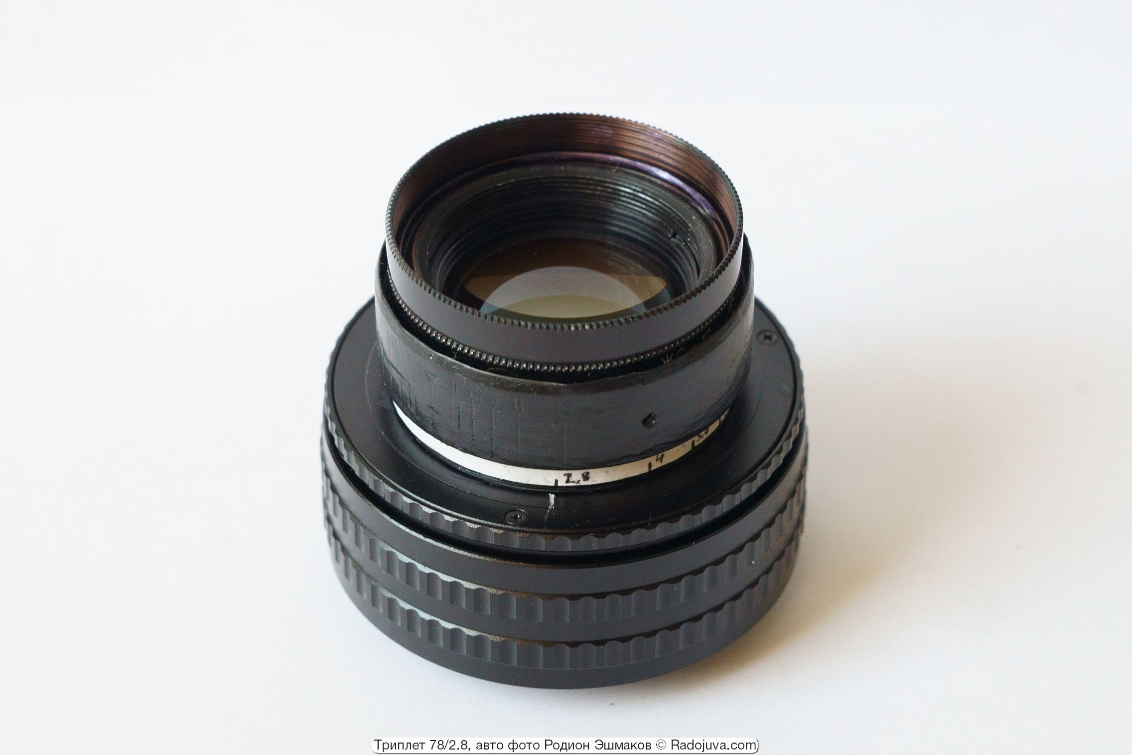 Aperture is controlled by rotating the nose of the lens. Polarizing filters are a little awkward to work with.