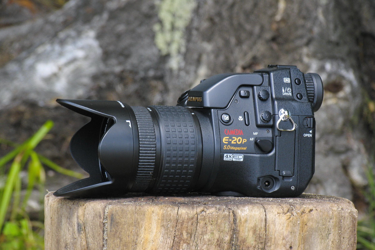 Olympus E-20 - зеркальная фотокамера с несменным объективом