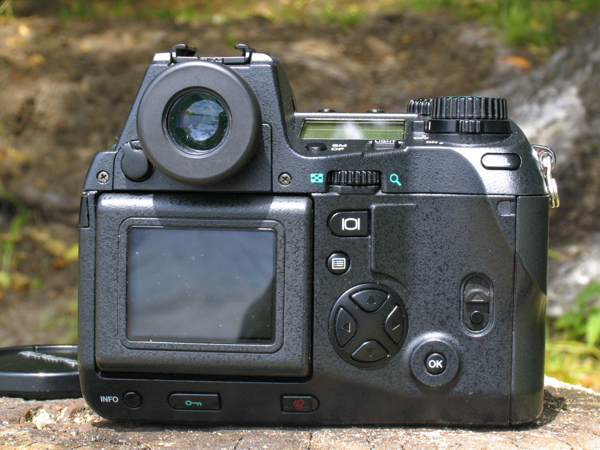 Olympus E-20: back view.