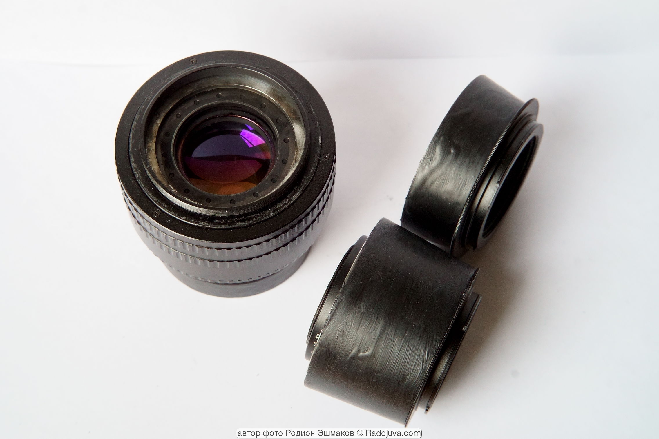 Triplet-5 lens and interchangeable shanks: with M42 thread and 0.7x speed booster with Sony E mount.