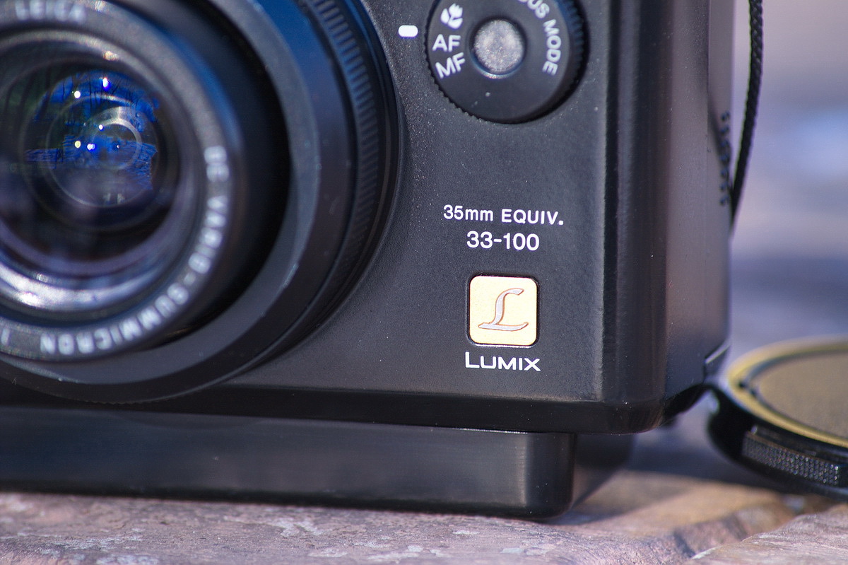 рис. 004 – Логотип Lumix впервые появляется на корпусе фотокамеры Panasonic LC5