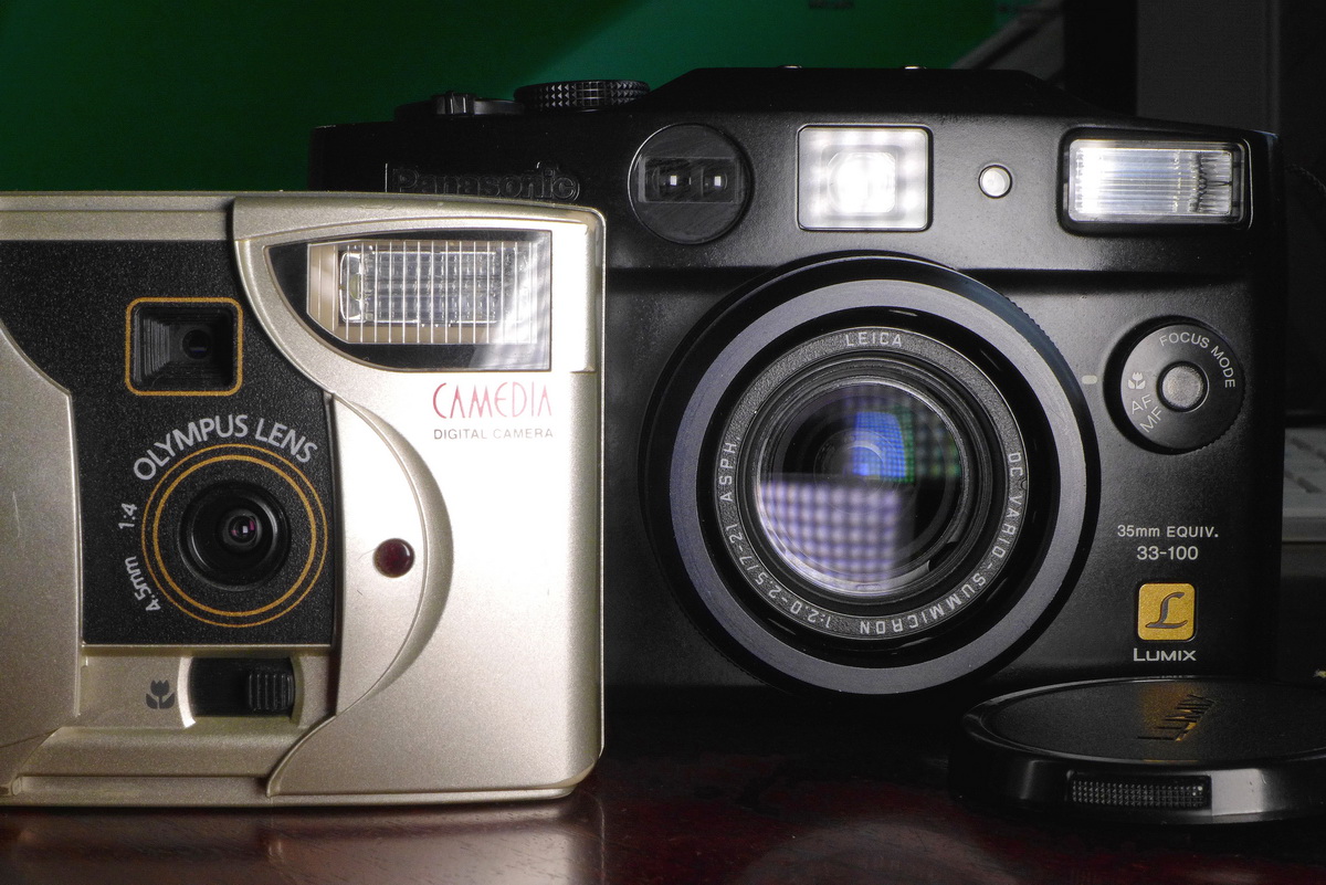 рис. 006 – Мой первый цифровой фотоаппарат Olympus C-120 (слева) и Panasonic LC5, с которого началось моё увлечение старой фототехникой