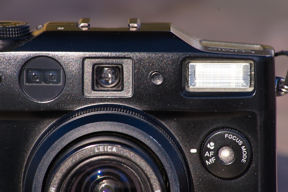 рис. 009 – Обратите внимание, что окно видоискателя расположено строго по центральной линии объектива Panasonic LC5, что даёт точные границы кадра. В том же Canon PowerShot G3 и G5 окно видоискателя смещено и пользоваться им неудобно.
