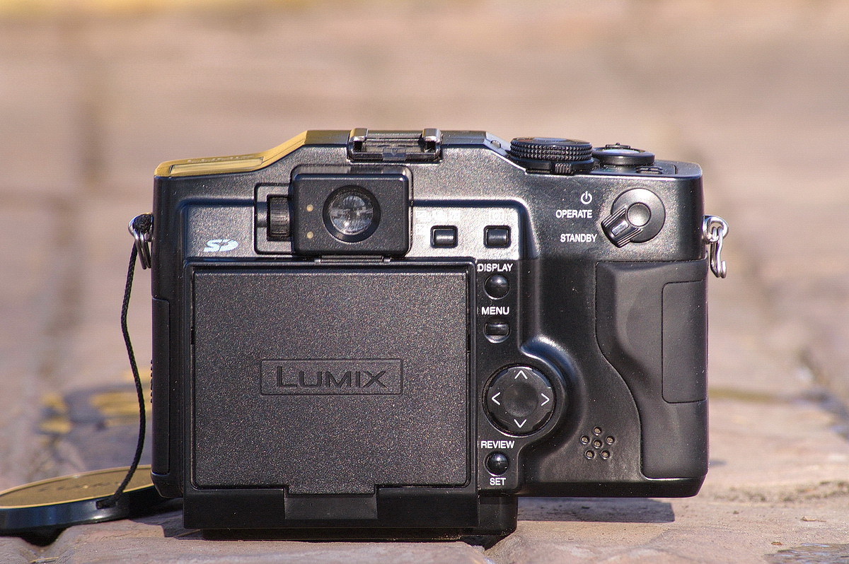 рис. 010 –Panasonic LC5: большой цветной монитор скрыт блендой – ничего не отвлекает от процесса съёмки. Почти Leica M10-D… Почти…