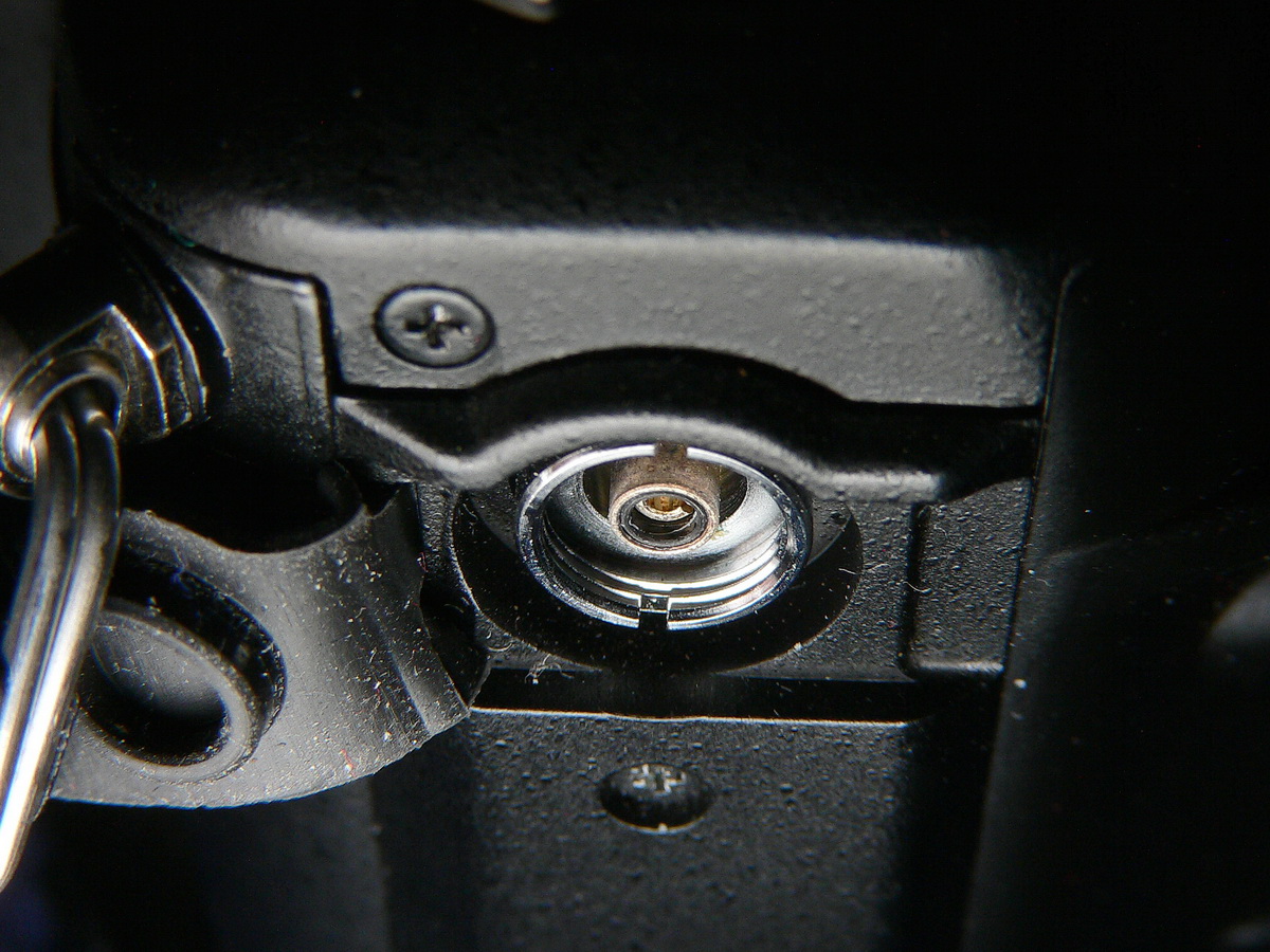 Рис. 7. Konica Minolta Dynax 7D. Синхроконтакт под резиновой заглушкой справа.