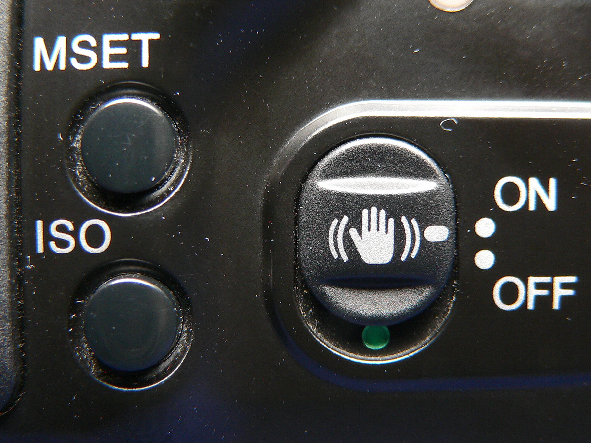 Рис. 10. Konica Minolta Dynax 7D. Кнопка ISO, кнопка MSET, переключатель режима стабилизации.