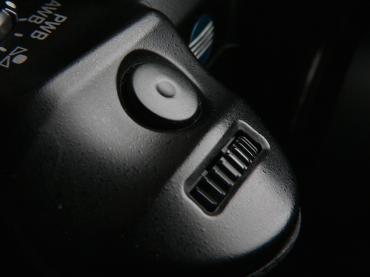 Рис. 16. Konica Minolta Dynax 7D. Кнопка спуска затвора и переднее колесо управления.