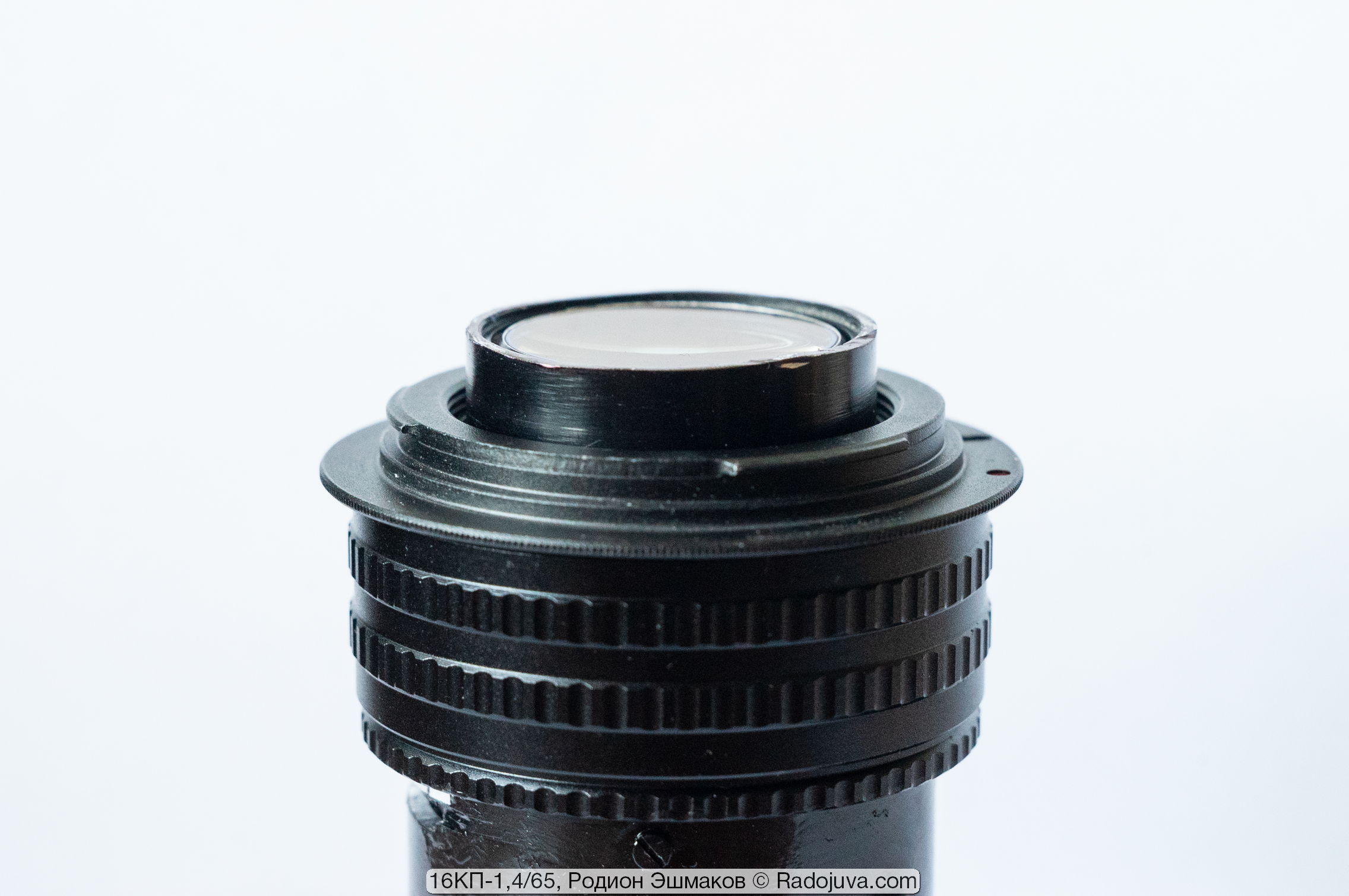 The lens unit protrudes far beyond the plane of the M42-EOS adapter screwed onto the lens.