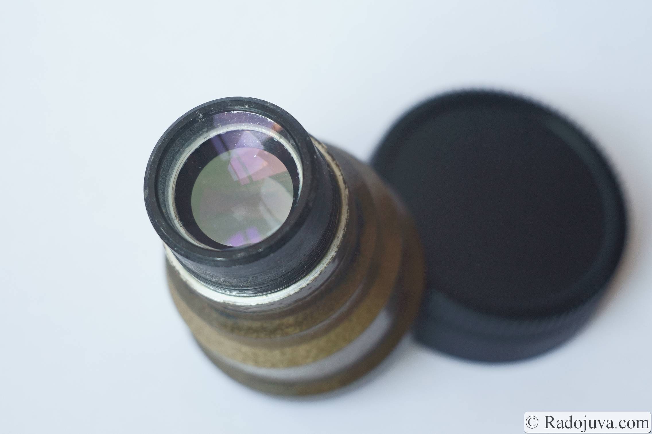 De achterkant van een onaangepast lensblok. Het frame van de achterste lens moet zo scherp mogelijk zijn voor aanpassing.