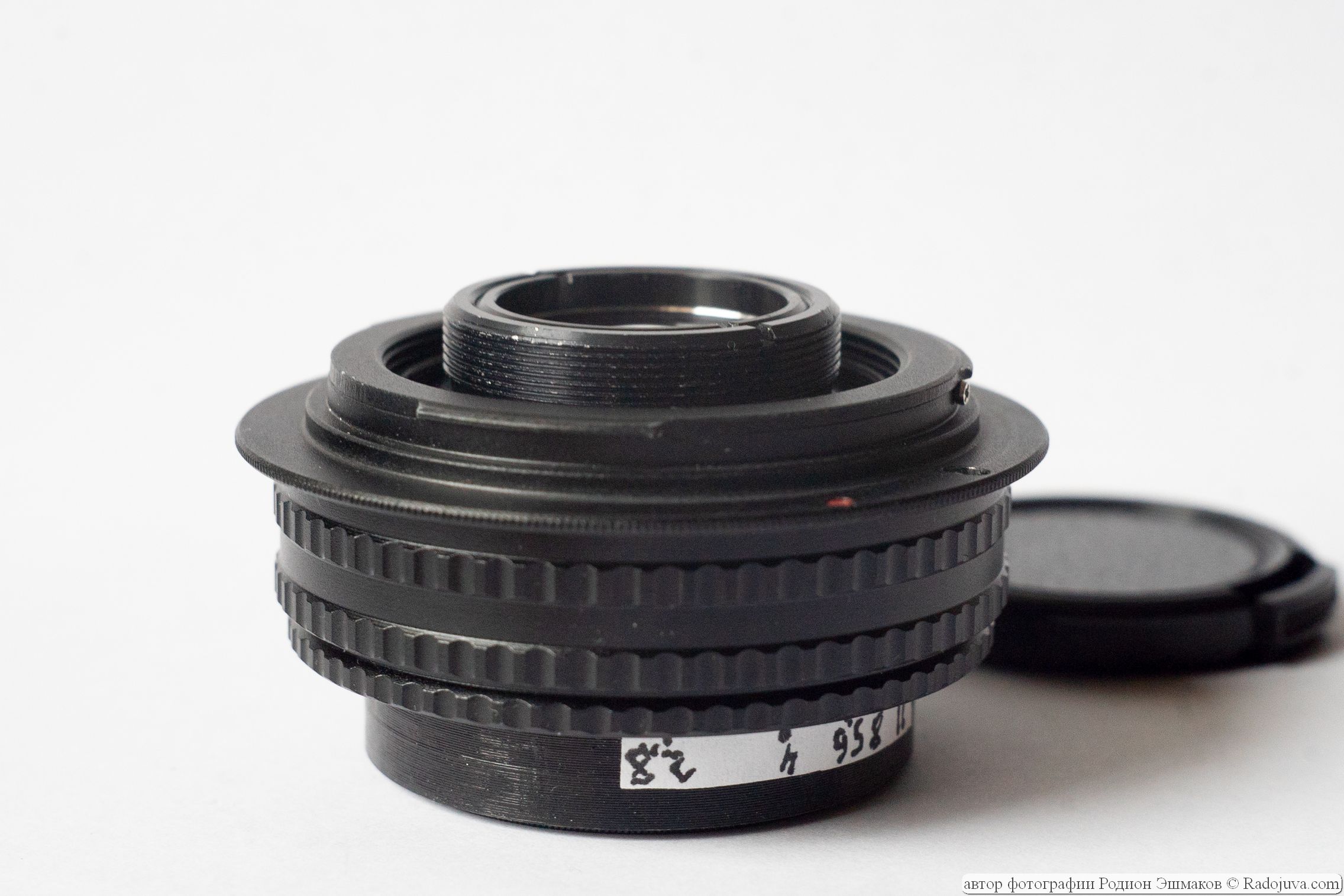 La parte posterior del bloque de la lente que sobresale más allá del plano de la bayoneta es el motivo de la incompatibilidad con las cámaras SLR de fotograma completo.
