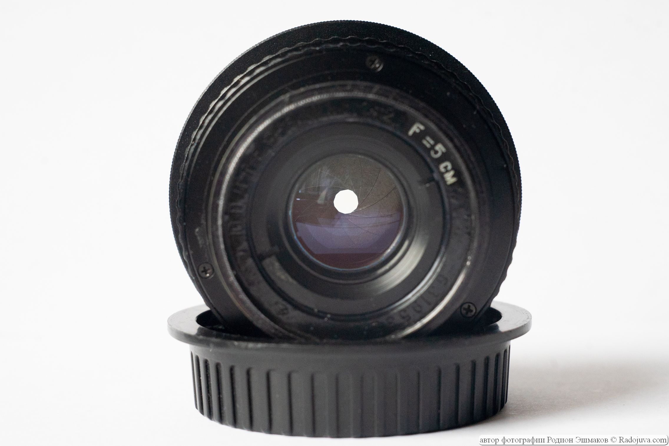 View of the lens through the lens with a closed aperture.