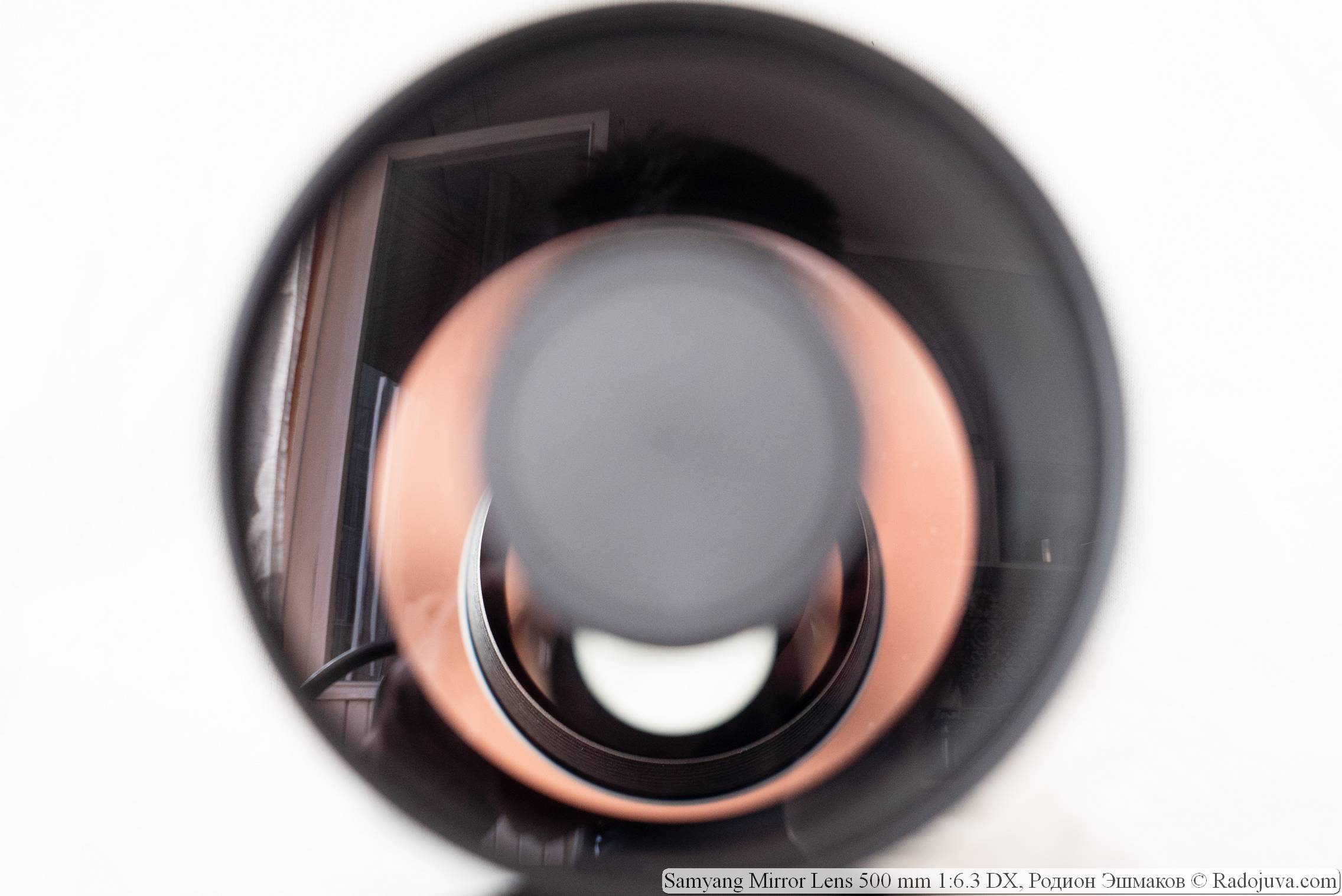 Vista de la apertura de zanahoria de la lente Samyang 500/6.3 a través de la lente frontal.