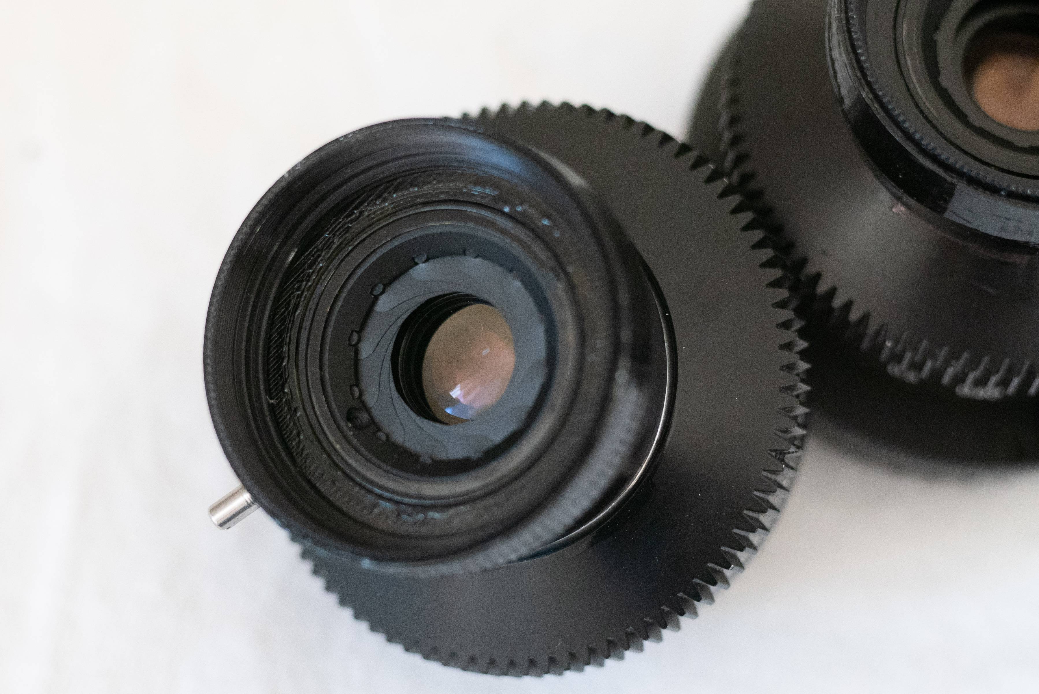 The nose of the adapted lens with the aperture set.
