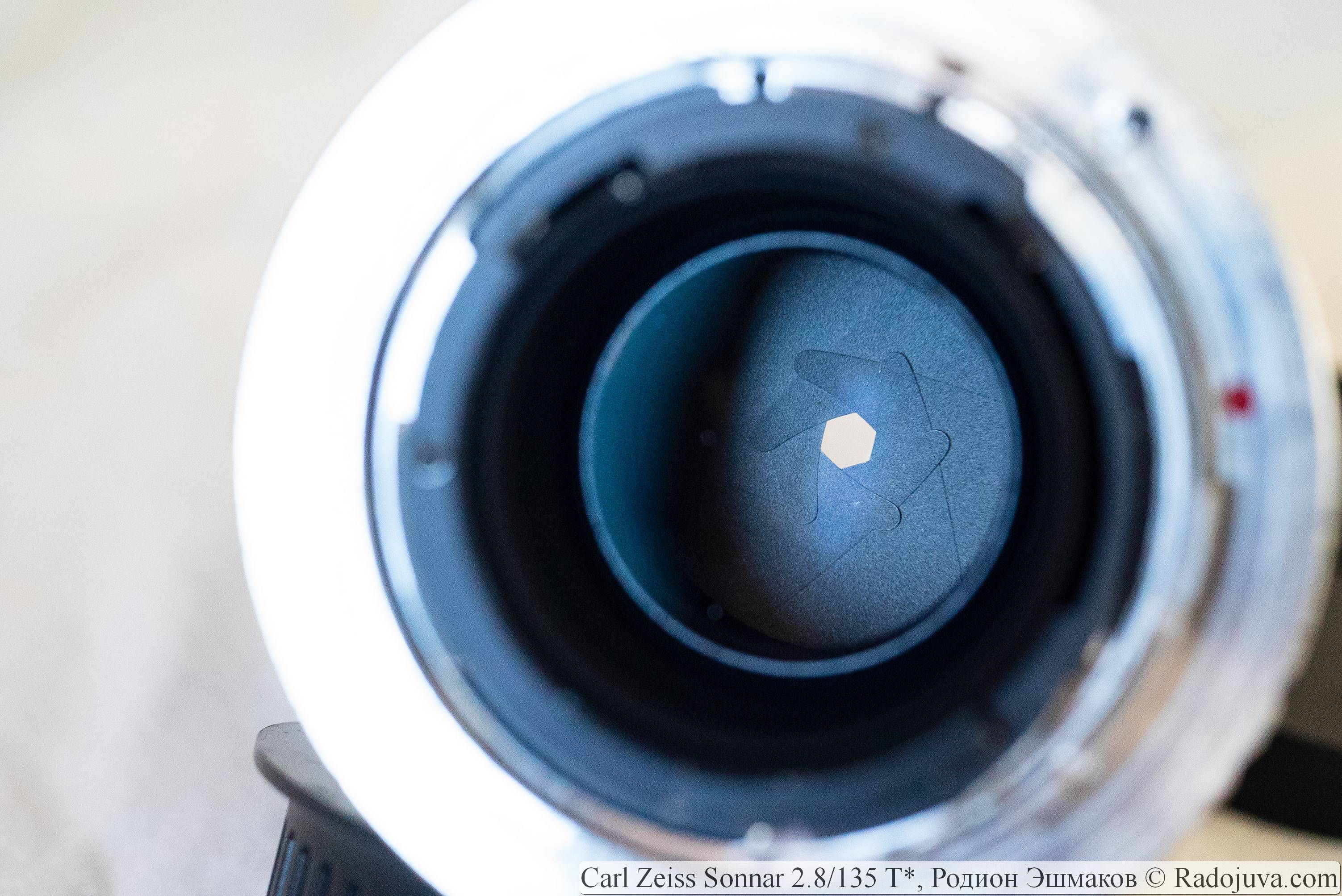 View of the closed aperture of the lens from the side of the rear lens.