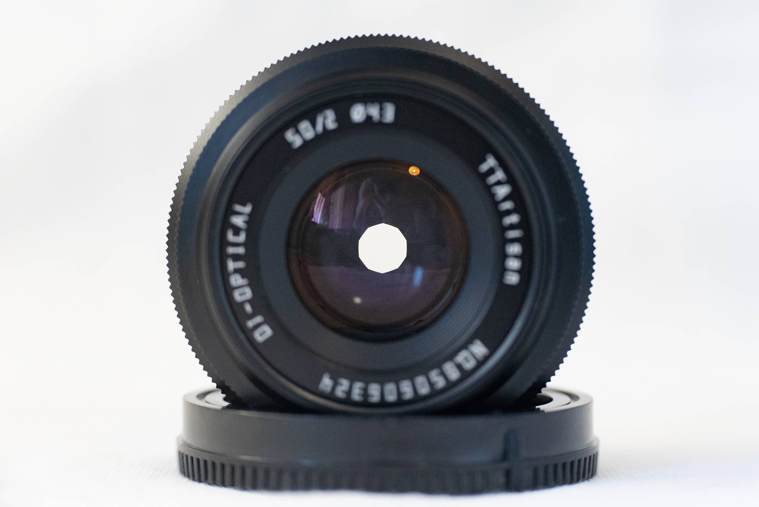 The pupil of the lens with a covered aperture remains almost perfectly round.