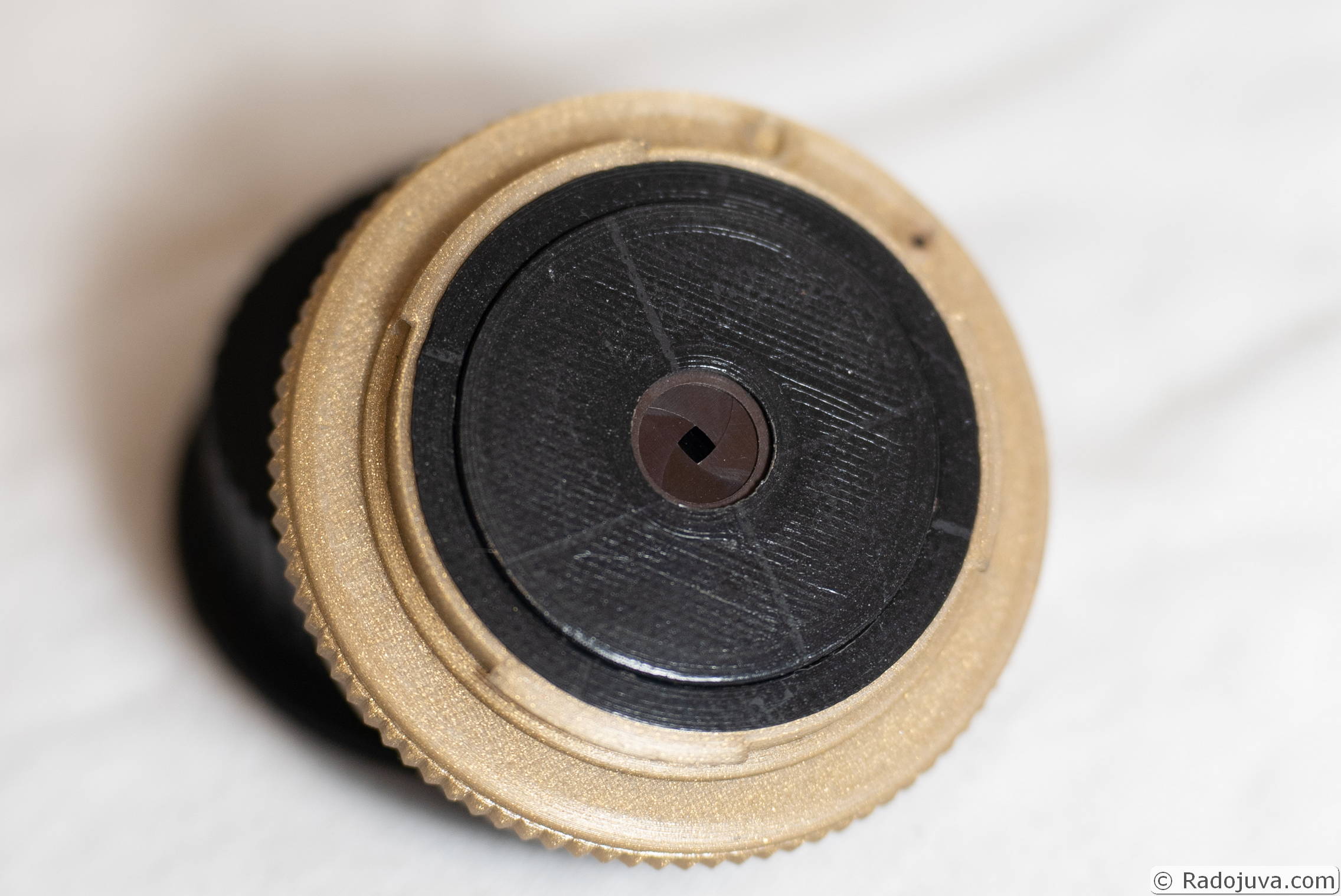 View of the lens from the side of the rear lens with the aperture closed to F / 16.