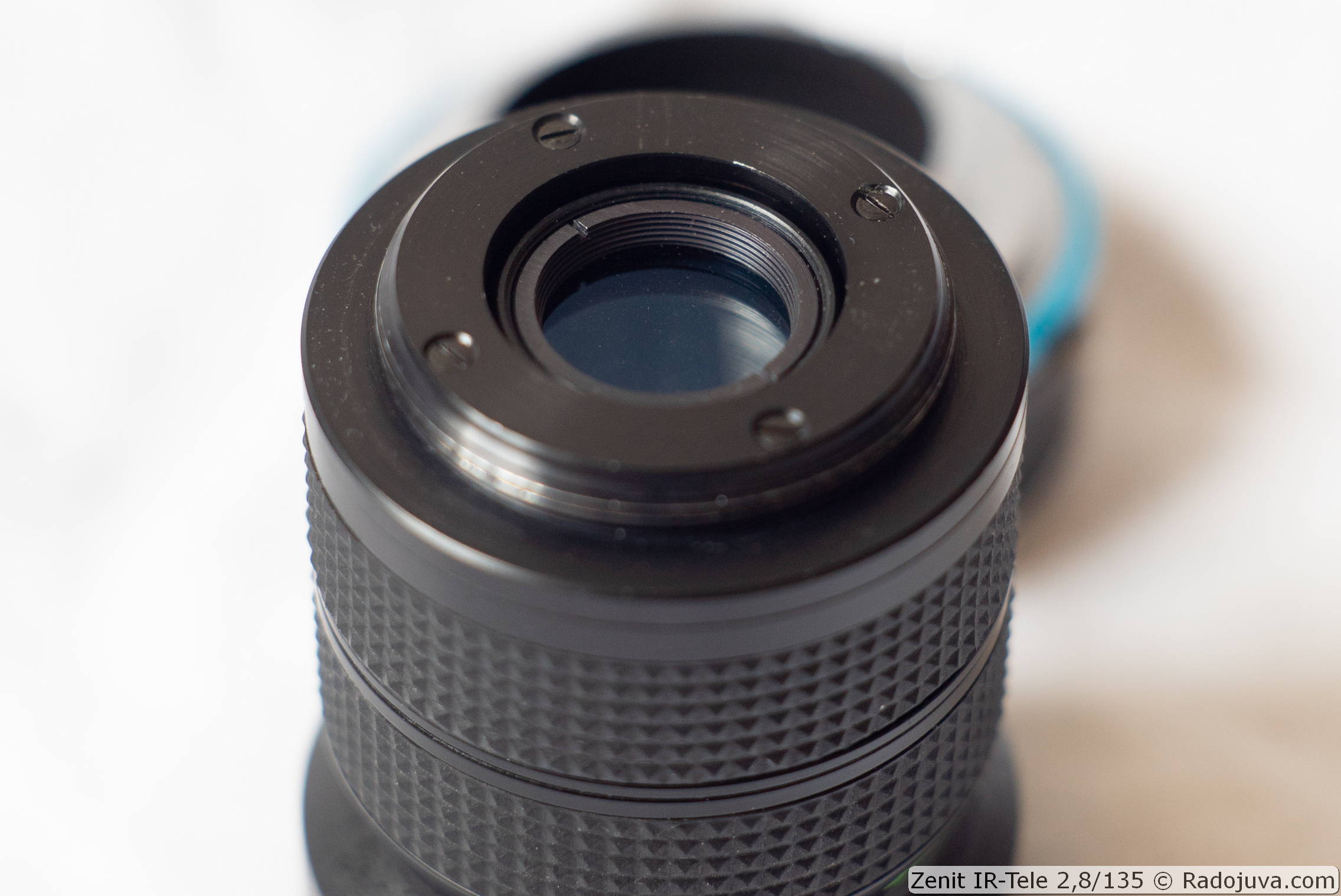 View of the lens from the side of the rear lens when focusing on MDF 5 m.