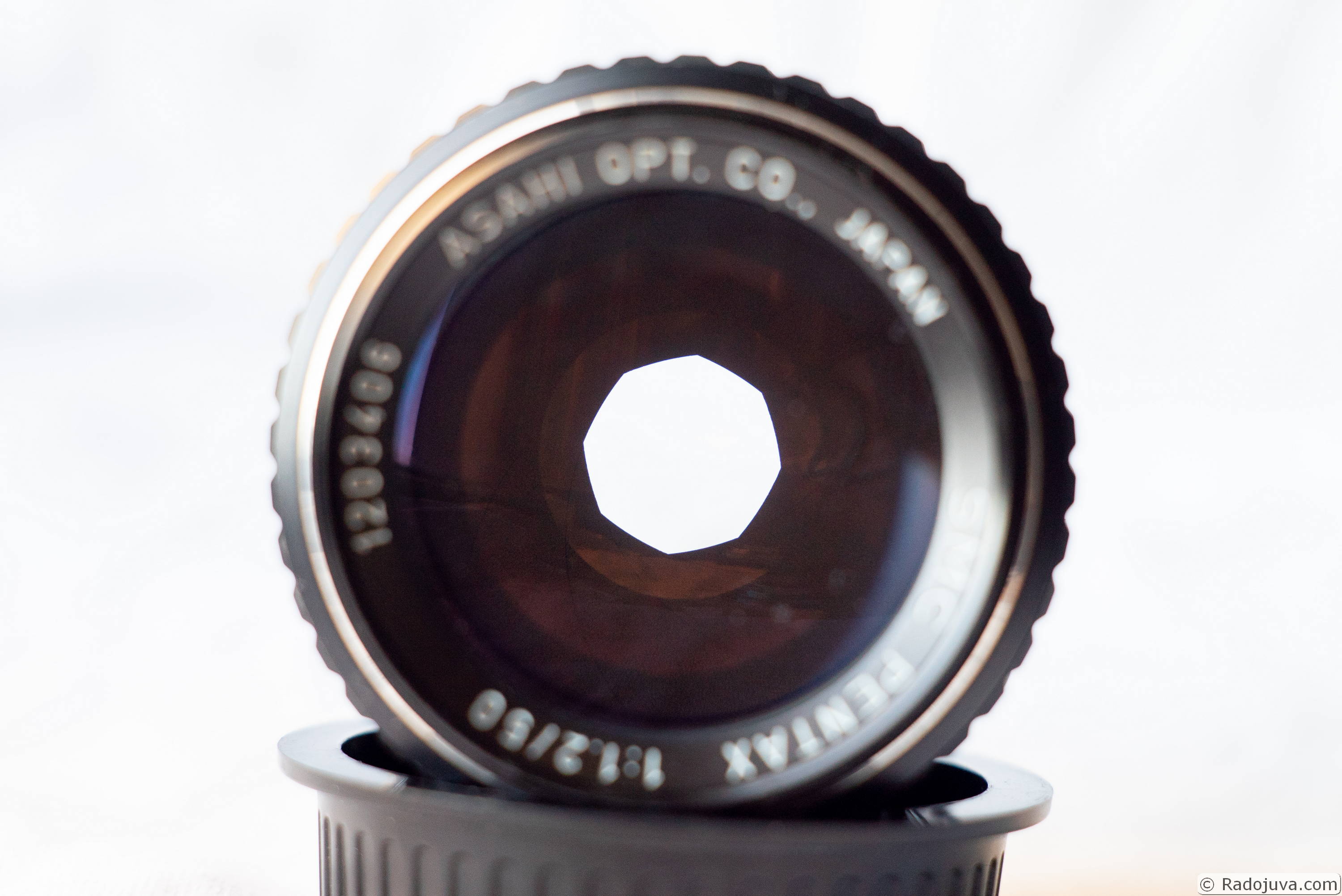 The eight-bladed Pentax 50/1.2 diaphragm forms the pupil in the form of a regular octagon when the aperture is limited.