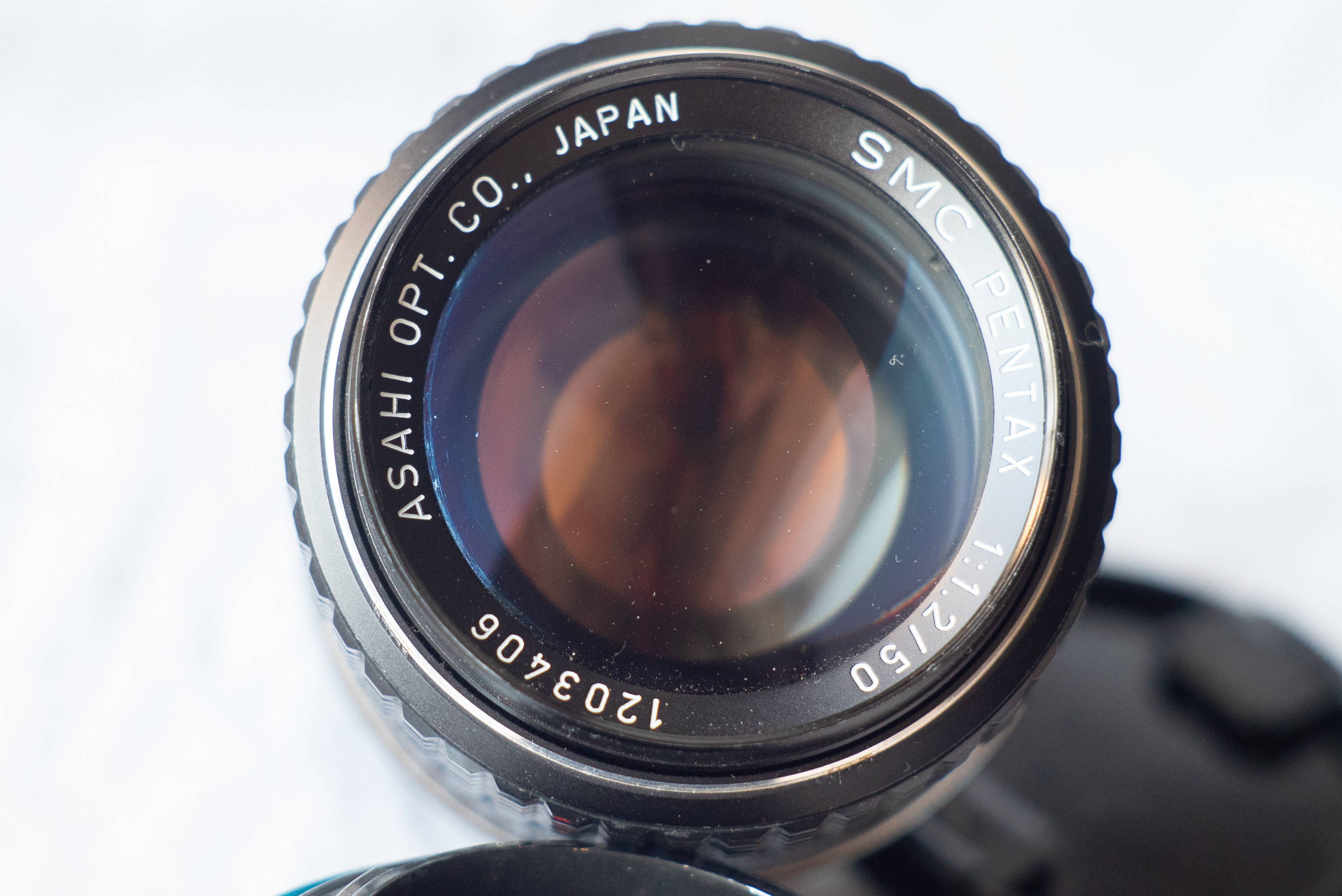 SMC Pentax 1.2 / 50 from the side of the front lens.