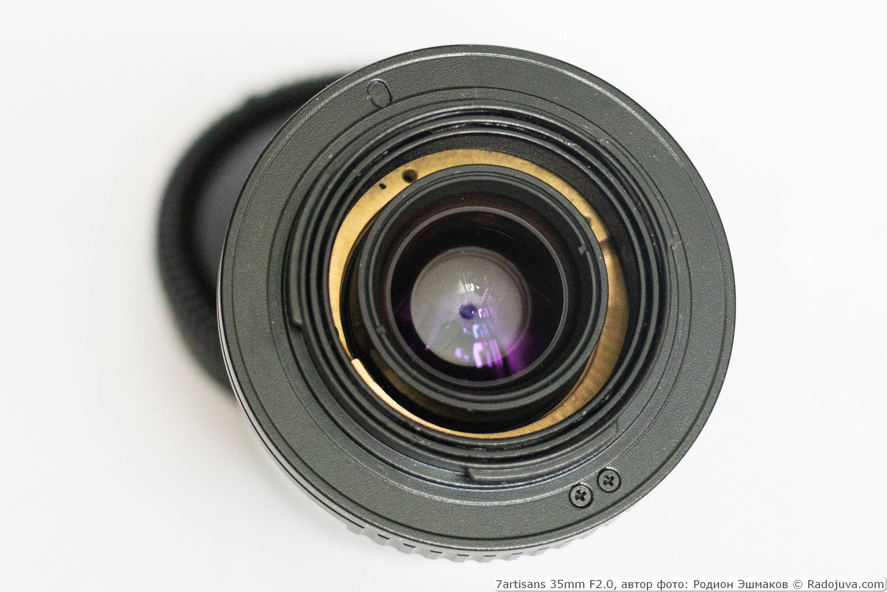Vanaf de zijkant van de achterste lens van de lens kun je de koperen duwer van de afstandsmeter zien. De lens is uitgerust met een Leica M-NEX helicoid-adapter.